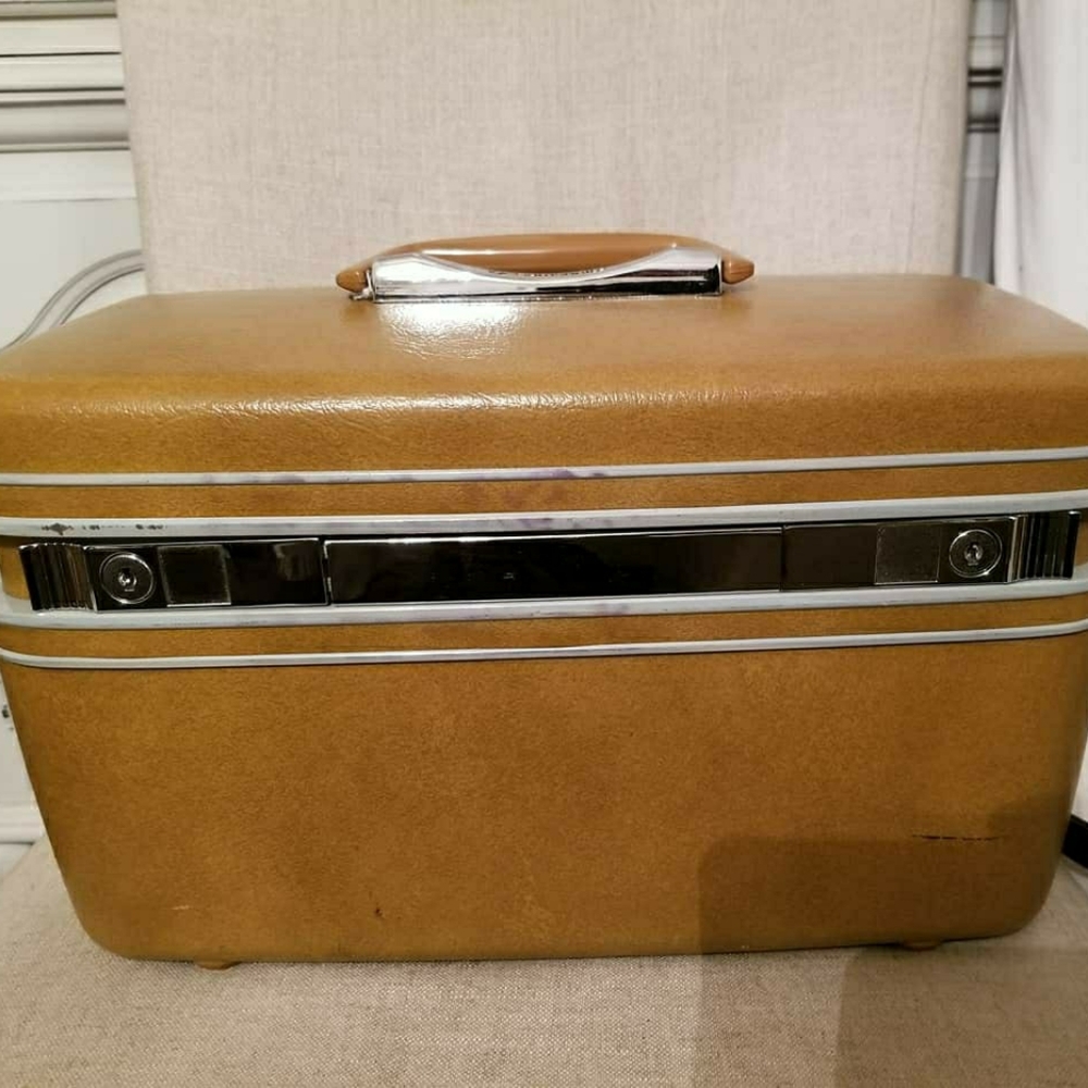 Vintage tan Samsonite traincase